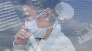Yüz maskesi takan Asyalı bir kadın için istatistiksel veri işleme bileşimi. Coronavirus covid-19 salgın konsepti