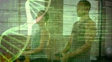 Spor salonunda kettlebell 'le çalışan melez bir çifte karşı tıbbi veri işleme. Spor ve spor teknolojisi kavramı