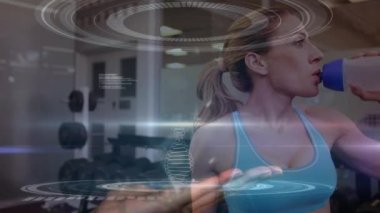 Güçlü bir kadının su içmesi üzerine DNA iplikçiklerinin dönmesi ve veri işlemesi. global spor, fitness, sağlıklı yaşam tarzı ve dijital olarak üretilen veri işleme konsepti.