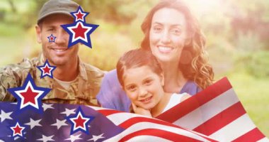 Gülümseyen asker baba ve ailenin üzerine Amerikan bayrağı çizgileri ve yıldızlarının animasyonu. Vatanseverlik, bağımsızlık, ordu ve kutlama konsepti dijital olarak oluşturulmuş video.