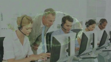 Ofiste çalışan telefon kulaklığı takan müşteri hizmetleri yöneticilerine karşı insan beyni. Tıp bilimi ve iş teknolojisi kavramı
