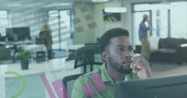 Ofisinde masasında oturan düşünceli Afro-Amerikan bir adama karşı istatistiksel veri işleme. küresel iş ve teknoloji kavramı