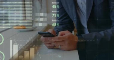 Akıllı telefon kullanan adamın istatistik ve veri işleme animasyonu. küresel iş, dijital arayüz ve teknoloji konsepti dijital olarak oluşturulmuş video.