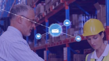 Depoda tarama cihazı kullanan kadın ve erkek denetçi üzerinde dijital simge ağı. lojistik ve ulaşım sektörü kavramı