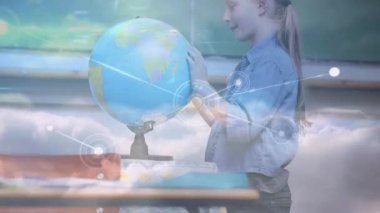 İlkokulda bir küreyi kullanarak coğrafya öğrenen beyaz bir kız hakkında bağlantılar. Okula ve eğitim konseptine dönüş