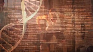 Spor salonunda halterle çalışan beyaz bir adama karşı tıbbi veri işleme. Spor ve spor teknolojisi kavramı