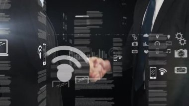 İki iş adamının orta kısmına karşı veri işleme yapan birden fazla ekran el sıkışıyor. küresel ekonomi ve iş ortaklığı kavramı