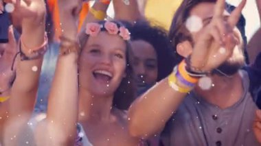 Dışarıda dans eden mutlu insanların üzerine düşen spot ışıklarının animasyonu. parti ve eğlence konsepti dijital olarak oluşturulmuş video.