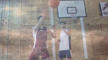 Spor salonundaki basketbol oyuncuları üzerinden bağlantı ağının animasyonu. global spor, fitness ve veri işleme konsepti dijital olarak oluşturulmuş video.