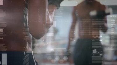 Dambıllarla egzersiz yapan güçlü bir adamın üzerinde veri işleme animasyonu. spor, fitness ve veri işleme kavramı dijital olarak oluşturulmuş video.
