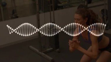 Animasyon DNA 'sı, spor salonunda egzersiz yapan güçlü bir kadının üzerinde. global spor, fitness ve veri işleme konsepti dijital olarak oluşturulmuş video.