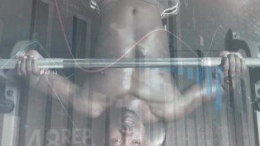 Güçlü bir adamın spor aletleriyle egzersiz yapması üzerine veri işleme animasyonu. spor, fitness ve veri işleme kavramı dijital olarak oluşturulmuş video.