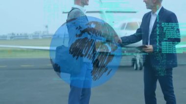 Kafkasyalı iki işadamının havaalanı pistinde el sıkışması üzerinde dönen küre ve veri işleme. iş seyahati ve teknoloji kavramı