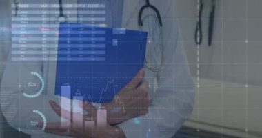 Kadın doktor üzerinde istatistik ve veri işleme animasyonu. küresel tıp, sağlık hizmetleri, dijital arayüz ve teknoloji konsepti dijital olarak oluşturulmuş video.