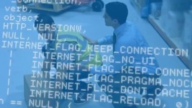 Depoda kutuları tartışan ve taşıyan adamların veri işleme animasyonu. küresel sevkiyat, dağıtım ve bağlantılar konsepti dijital olarak oluşturulmuş video.