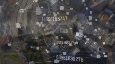 Şehir manzarasının havadan görüntüsüne karşı dünya çapında artan sayıda bağlantı var. küresel ağ ve teknoloji kavramı