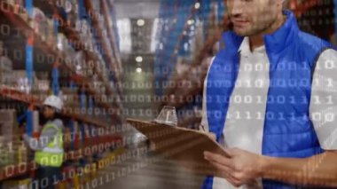 Depoda panoya yazı yazan adamın veri işleme animasyonu. küresel sevkiyat, dağıtım ve bağlantılar konsepti dijital olarak oluşturulmuş video.