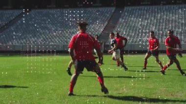 Stadyumdaki erkek rugby oyuncularının üzerindeki beneklerin canlandırması. global spor, fitness ve veri işleme konsepti dijital olarak oluşturulmuş video.
