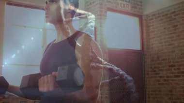 Kafkasyalı formda bir adama karşı dönen DNA yapısı spor salonunda dambıllarla biseps yapıyor. Spor ve spor teknolojisi kavramı