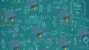 Matematiksel denklemler üzerinde mezuniyet simgelerinin canlandırılması. okul, eğitim ve öğrenim konsepti dijital olarak oluşturulmuş video.
