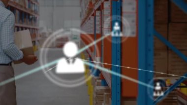 Depoda çalışan adamın üzerindeki simgelerle bağlantı ağının animasyonu. küresel sevkiyat, dağıtım ve bağlantılar konsepti dijital olarak oluşturulmuş video.