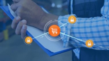 Depoda panoya yazı yazan adamın üzerindeki simgelerle bağlantı ağının animasyonu. küresel sevkiyat, dağıtım ve bağlantılar konsepti dijital olarak oluşturulmuş video.