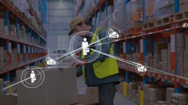 Depoda çalışan adamın üzerindeki simgelerle bağlantı ağının animasyonu. küresel sevkiyat, dağıtım ve bağlantılar konsepti dijital olarak oluşturulmuş video.