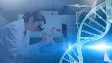 Laboratuvarda bilim adamının üzerinde dönen DNA iplikçiklerinin canlandırması. Bilim ve araştırma konsepti dijital olarak oluşturulmuş video.