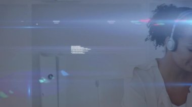 Telefon kulaklığı takan bir kadın hakkında veri işleme animasyonu. küresel iş, dijital arayüz ve teknoloji konsepti dijital olarak oluşturulmuş video.