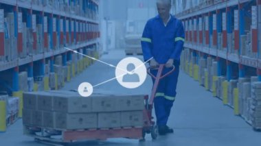 Depoda çalışan adamın üzerindeki simgelerle bağlantı ağının animasyonu. küresel sevkiyat, dağıtım ve bağlantılar konsepti dijital olarak oluşturulmuş video.