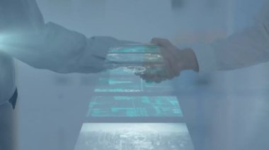 İki iş adamının orta kısmında veri işleme sistemi olan birden fazla ekran el sıkışıyor. iş ortaklığı ve teknoloji kavramı