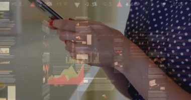 Akıllı telefon kullanan bir kadının istatistik ve veri işleme animasyonu. küresel iş, dijital arayüz ve teknoloji konsepti dijital olarak oluşturulmuş video.