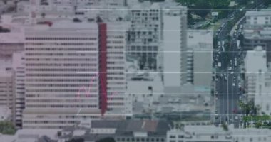 Şehir manzarası üzerinde finansal veri işleme animasyonu. küresel finansman, iş ve veri işleme kavramı dijital olarak oluşturulmuş video.