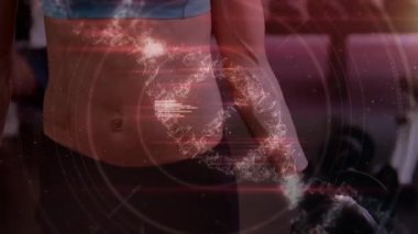 Güçlü bir kadının egzersiz yapması üzerine DNA iplikçiklerinin dönüşünün ve veri işlemesinin animasyonu. global spor, fitness, sağlıklı yaşam tarzı ve dijital olarak üretilen veri işleme konsepti.