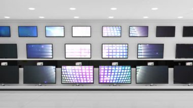 Elektronik mağazasının içinde senkronize video birden fazla televizyon ekranında oynuyor. elektronik ve perakende ticaret teknolojisi kavramı