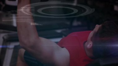 Güçlü bir adamın egzersiz yapması üzerine DNA iplikçiklerinin dönüşünün ve veri işlemesinin animasyonu. global spor, fitness, sağlıklı yaşam tarzı ve dijital olarak üretilen veri işleme konsepti.