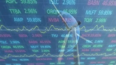 Rüzgar türbini üzerinde finansal veri işleme animasyonu. küresel çevre, yeşil enerji, iş, bağlantılar, dijital arayüz ve teknoloji konsepti dijital olarak oluşturulmuş video.