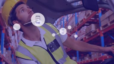Depoda forklift kullanan beyaz erkek işçilere karşı dijital ikonlar ağı. lojistik ve ulaşım sektörü kavramı
