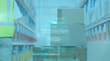 Depoda dijital tabletle stokları kontrol eden erkek yöneticiye karşı veri işleme ekranları. lojistik ve ulaşım sektörü kavramı