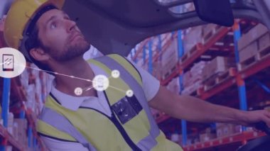Depoda forklift kullanan beyaz erkek işçilere karşı dijital ikonlar ağı. lojistik ve ulaşım sektörü kavramı