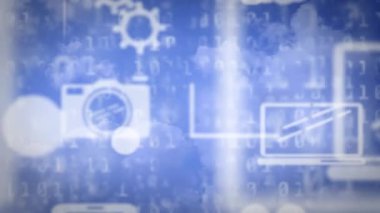 Gökyüzünde yüzen dijital simgelerin animasyonu. küresel çevrimiçi dijital arayüz, iletişim ve arayüz kavramı dijital olarak oluşturulmuş video.