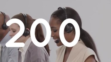 Telefon kulaklığı takan insanların değişiminin animasyonu. küresel iş, dijital arayüz ve teknoloji konsepti dijital olarak oluşturulmuş video.