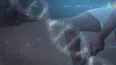 Spor salonunda egzersiz yapan kaslı adamın üzerinde DNA ipliği. global spor, fitness ve veri işleme konsepti dijital olarak oluşturulmuş video.