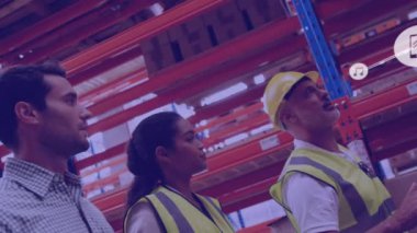 Depoda tartışan erkek ve kadın çalışan ve yöneticilere karşı dijital ikonlar ağı. lojistik ve ulaşım sektörü kavramı