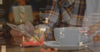 Akıllı telefon kullanan adamın istatistik ve veri işleme animasyonu. küresel iş, dijital arayüz ve teknoloji konsepti dijital olarak oluşturulmuş video.