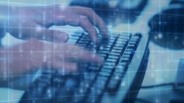 Bilgisayar klavyesinde yazan kişinin istatistik ve mali veri işleme animasyonu. küresel iş, finans, veri işleme ve teknoloji konsepti dijital olarak oluşturulmuş video.