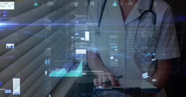 Kadın doktor üzerinde istatistik ve veri işleme animasyonu. küresel tıp, sağlık hizmetleri, dijital arayüz ve teknoloji konsepti dijital olarak oluşturulmuş video.