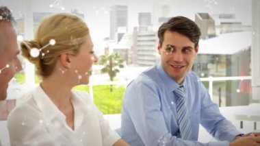 Çeşitli iş adamlarına karşı moleküler yapılar ofisteki bir toplantı odasında birlikte tartışıyorlar. iş teknolojisi ve takım çalışması kavramı