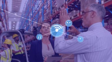 Beyaz erkek ve kadın yöneticilere karşı dijital ikonlar ağı depoda tartışıyor. lojistik ve ulaşım sektörü kavramı