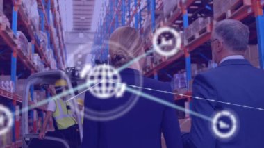 Beyaz erkek ve kadın yöneticilere karşı dijital ikonlar ağı depoda tartışıyor. lojistik ve ulaşım sektörü kavramı